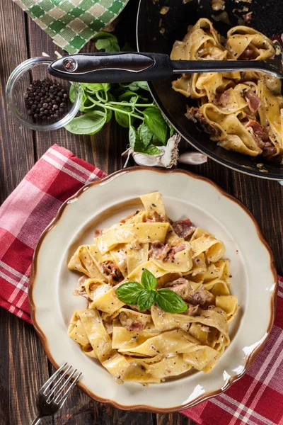 Bir plaka üzerinde jambon ve peynir soslu Pappardelle makarna — Stok fotoğraf