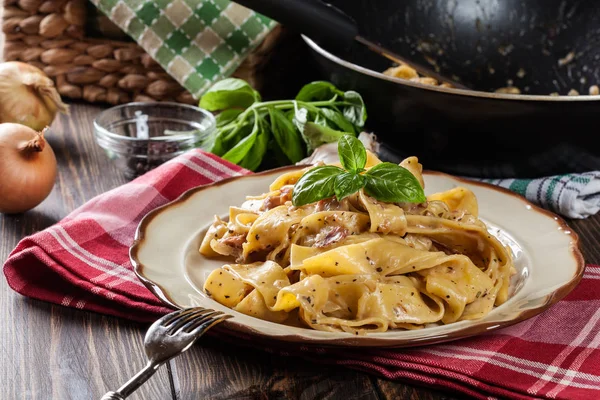 Bir plaka üzerinde jambon ve peynir soslu Pappardelle makarna — Stok fotoğraf