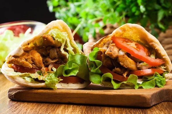 Kebab de doador - carne de frango frita com verduras — Fotografia de Stock