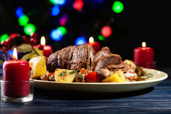 Saftiger Schweinebraten auf dem Festtagstisch — Stockfoto