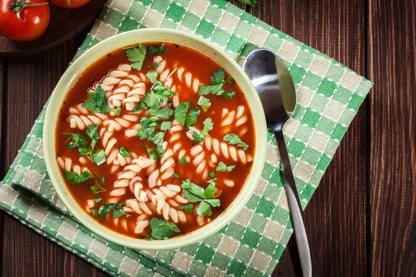 Томатний суп локшина в мисці — стокове фото