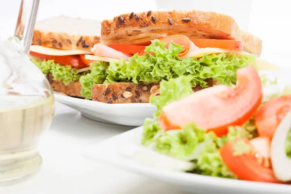 Salada e sanduíches. Foco seletivo — Fotografia de Stock