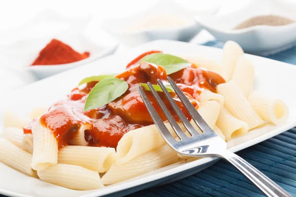 Massa com molho de tomate — Fotografia de Stock