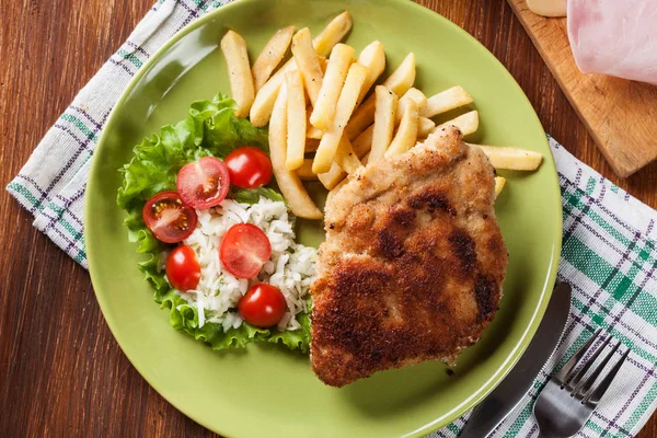 Escalope Cordon Bleu avec longe de porc servie avec frites et s — Photo