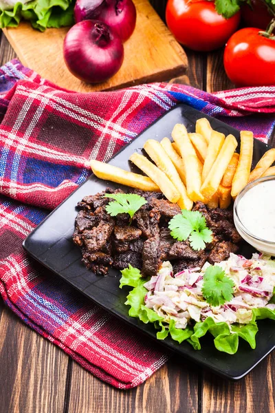 Kebab med pommes frites och sallad — Stockfoto