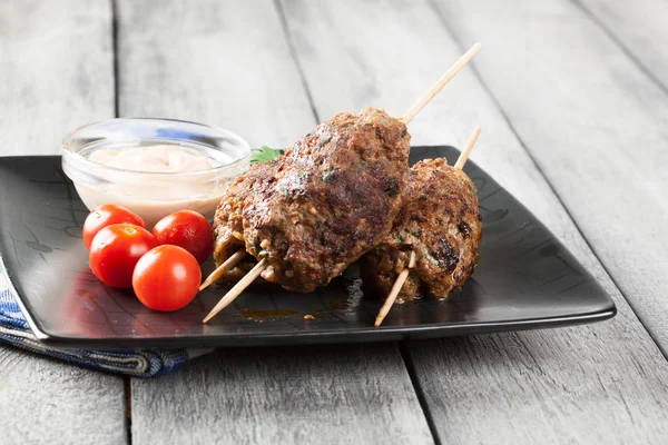 Grillade kofta med grönsaker på en tallrik — Stockfoto