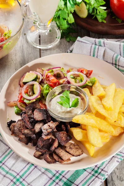 Carne a la parrilla con papas fritas y verduras frescas — Foto de Stock