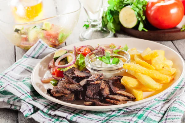 Carne a la parrilla con papas fritas y verduras frescas — Foto de Stock