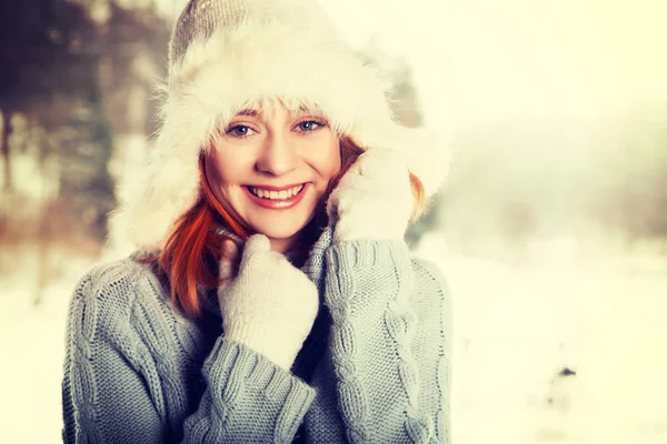 Nuori nainen talvella taustalla — kuvapankkivalokuva