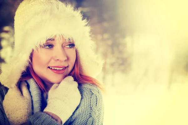 Young woman on the winter background — Stock Photo, Image