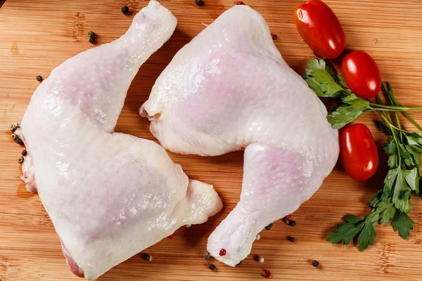 Rå kyckling ben och marinad ingredienser — Stockfoto