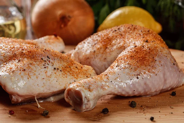 Bâtonnets de poulet cru assaisonnés avec des herbes — Photo