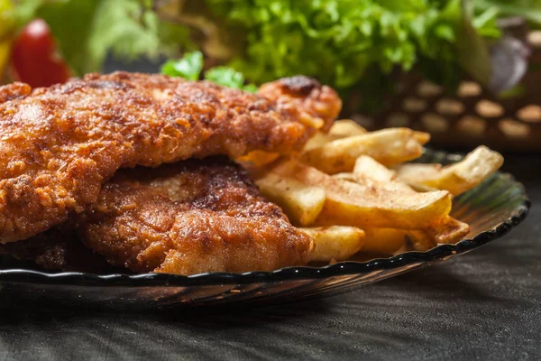 Pescado frito en masa crujiente con patatas fritas —  Fotos de Stock