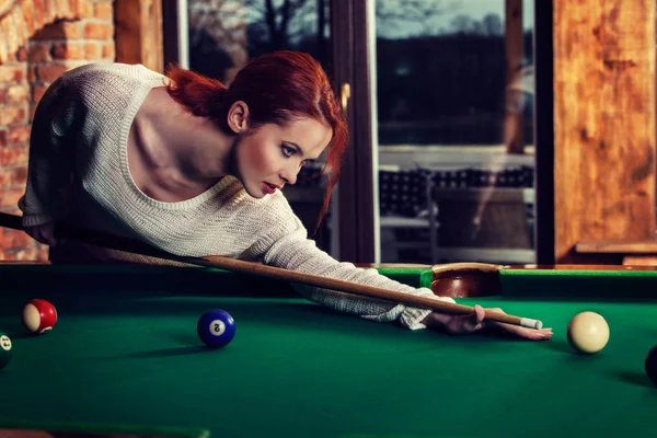 Jovem mulher atraente joga o jogo da mesa de bilhar snooker. Divertimento e conceito de competição — Fotografia de Stock