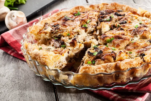 Scheibe Torte mit Huhn und Champignons — Stockfoto