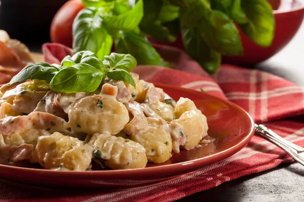 Gnocchi di patate, gnocchi di patate italiani con salsa di formaggio, prosciutto — Foto Stock