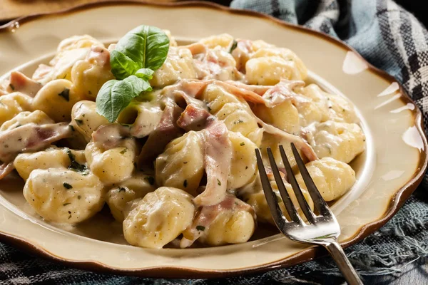 Nhoque de batata, bolinhos de batata italianos com molho de queijo, presunto — Fotografia de Stock