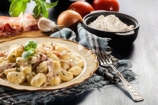 İtalyan patates köfte peynirli sos, Patates gnocchi, ham — Stok fotoğraf