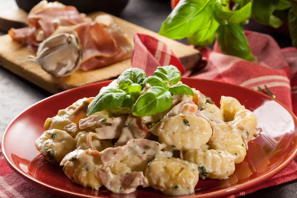 Картофельные клецки, итальянские картофельные клецки с сыром, ветчина — стоковое фото