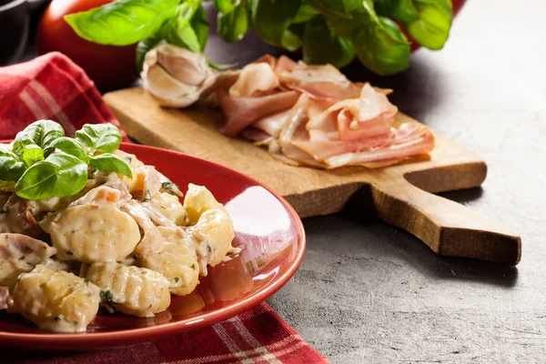 Gnocchi di patate, gnocchi di patate italiani con salsa di formaggio, prosciutto — Foto Stock