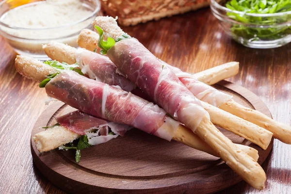 Włoskie grissini z prosciutto szynka, mozzarella i rukolą — Zdjęcie stockowe