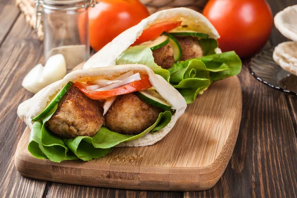 Pita bread with falafel and fresh vegetables — Stock Photo, Image