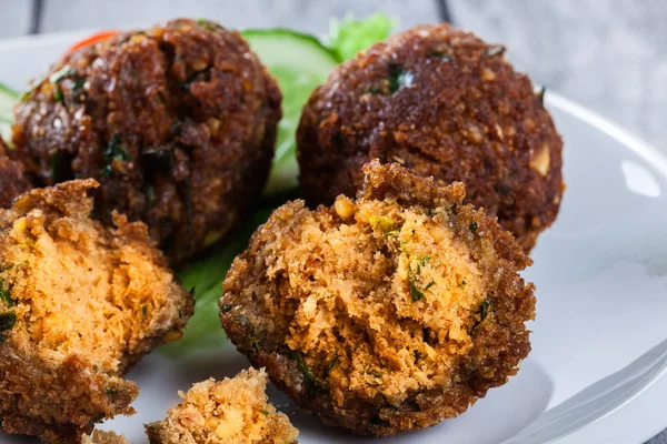 Bolinhas de falafel de grão de bico com legumes — Fotografia de Stock