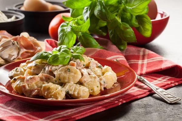 Gnocchi di patate, gnocchi di patate italiani con salsa di formaggio, prosciutto — Foto Stock