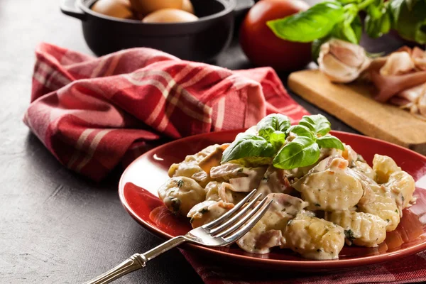 Potato gnocchi, Italian potato dumplings with cheese sauce, ham — Stock Photo, Image