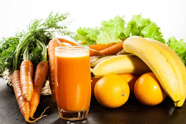 Verre de jus de fruits à l'orange, carottes et banane — Photo