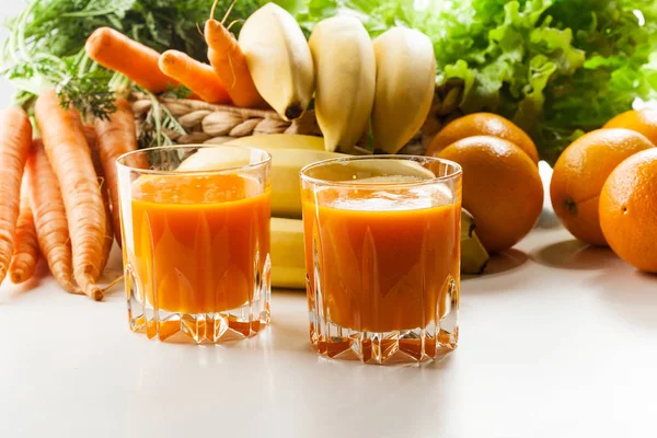 Copo de suco de frutas com laranja, cenouras e banana — Fotografia de Stock