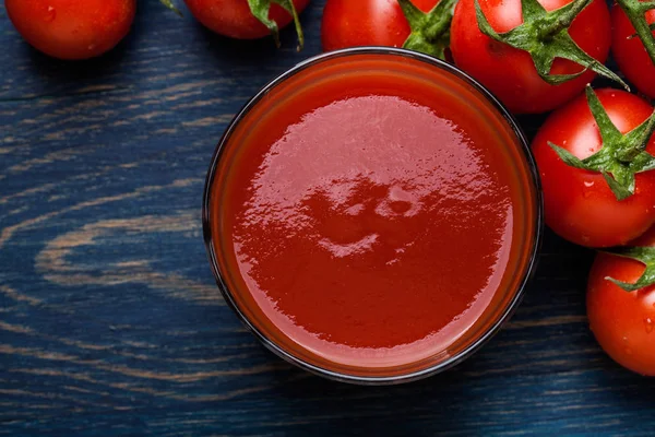 Свежий томатный сок на синем фоне — стоковое фото