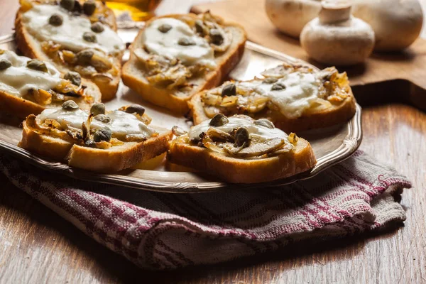 Crostini con funghi fritti, cipolla e mozzarella — Foto Stock