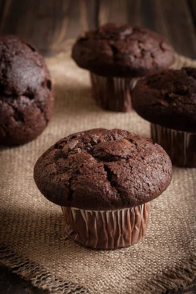 Muffin di torta al cioccolato su un tavolo — Foto Stock