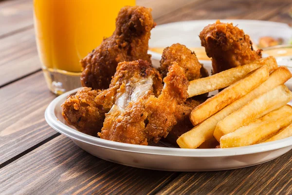 Crisp crunchy chicken wings with chips — Stock Photo, Image