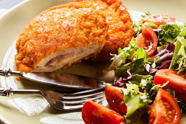 Schnitzel cordon bleu mit Salat — Stockfoto