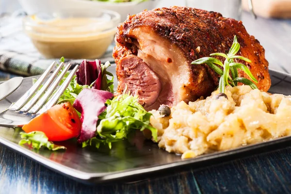 Schweinshaxen mit gebratenem Sauerkraut — Stockfoto