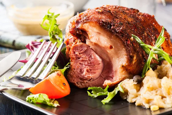 Varkensvlees knokkel met gebakken zuurkool — Stockfoto