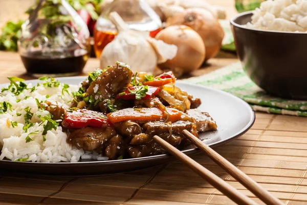 Lombo de porco pegajoso chinês assado com um molho doce e salgado — Fotografia de Stock