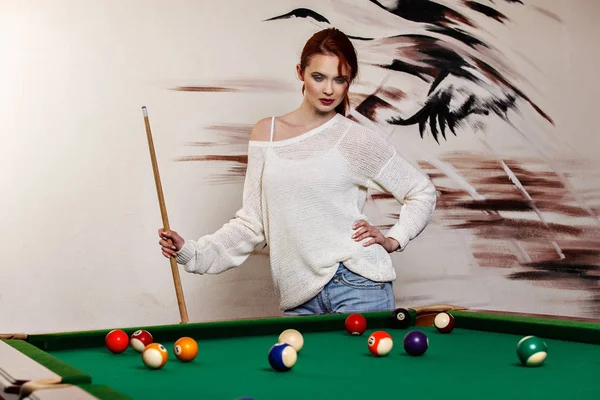 Attrayant femme joue le jeu de billard snooker table — Photo
