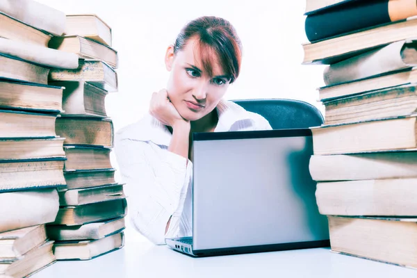 Conceito de educação. Mulher bonita com pilha de livros com seu laptop no fundo branco — Fotografia de Stock