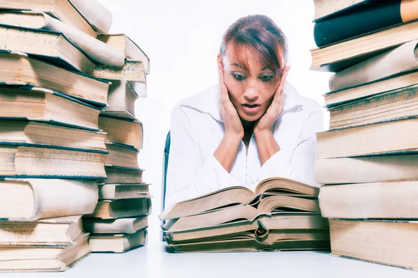 Έννοια της εκπαίδευσης. Όμορφη νεαρή γυναίκα με στοίβα βιβλίων σε λευκό φόντο — Φωτογραφία Αρχείου