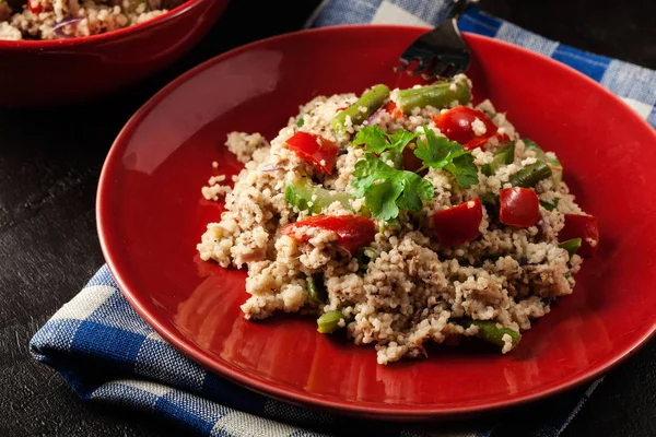 Салат кускус с тунцом, перец, огурец, красный лук и зеленая фасоль — стоковое фото