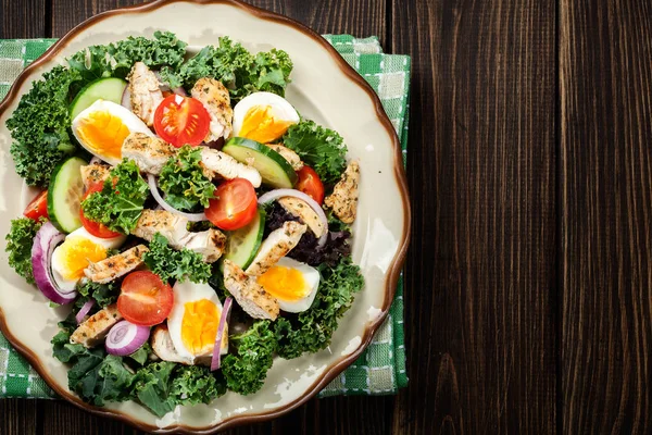 Salada fresca com frango, tomate, ovos e alface em prato — Fotografia de Stock