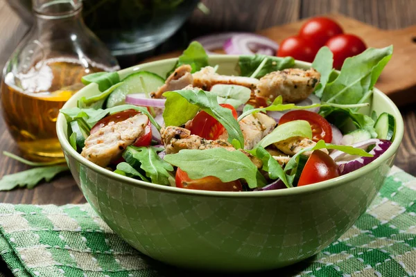 鶏肉、トマト、皿にルッコラとフレッシュ サラダ — ストック写真