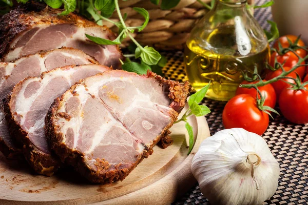 Geroosterde varkensvlees nek met kruiden — Stockfoto