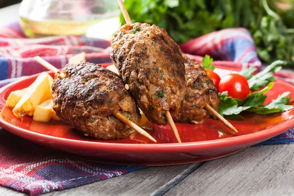 Grillade kofta med pommes på en tallrik — Stockfoto