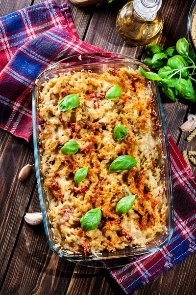 Auflauf Fusilli Pasta mit Wurst, Zucchini und Käse — Stockfoto