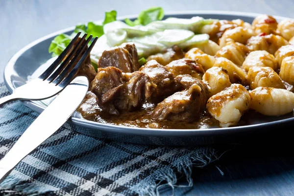 Gnocchi di patate italiani con stufato e insalata di cetrioli — Foto Stock