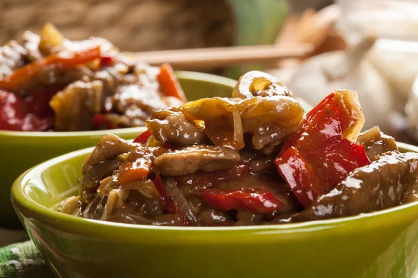 Chinesische klebrige Schweinelende gebraten mit einer süßen und herzhaften Sauce — Stockfoto